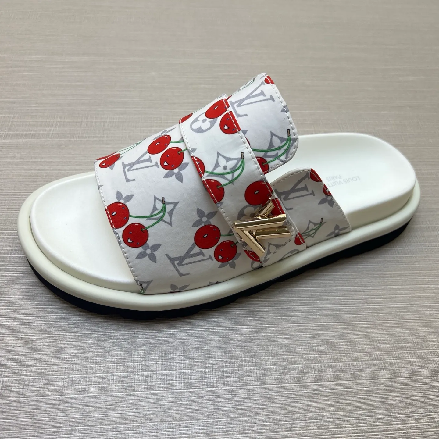 Factory price: 360💰【LOUIS VUITTON】Louis Vuitton, LV printing, men's and women's slippers are on the market, drawer box packaging with cloth bag, card, the upper pattern looks very soft and waxy, super versatile leg slimming artifact. Fabric: imported denim/canvas/old fabric, LV hardware LOGO, official website pattern printing, comfortable to wear, foot pads: high elastic men's shoes💰U water table. Sole: foam sole, heel height: about 5cm. Code number: 35-46, 35, 45, 46 are custom-made and non-returnable. Color: multiple colors and styles available.